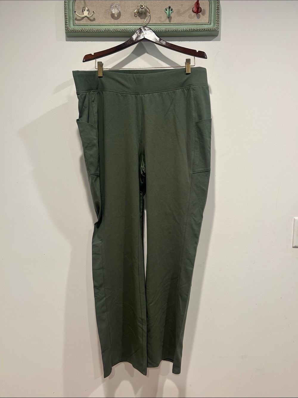 D& co. Women's 1X army Olive Wide-Leg Leggings with 2 Side Pockets activewear
